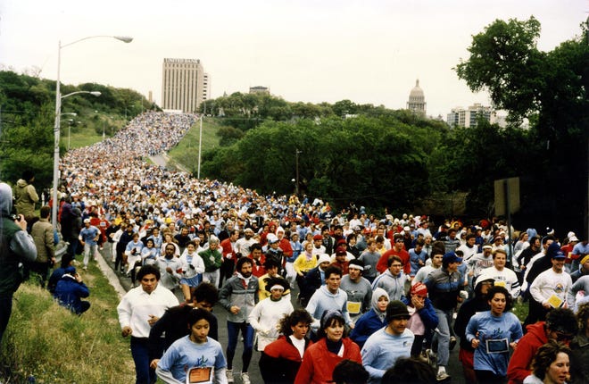 A Record crowd of 28,342 moves westward on Enfield during the 1987 Capitol 10,000 race. [American-Statesman photo]